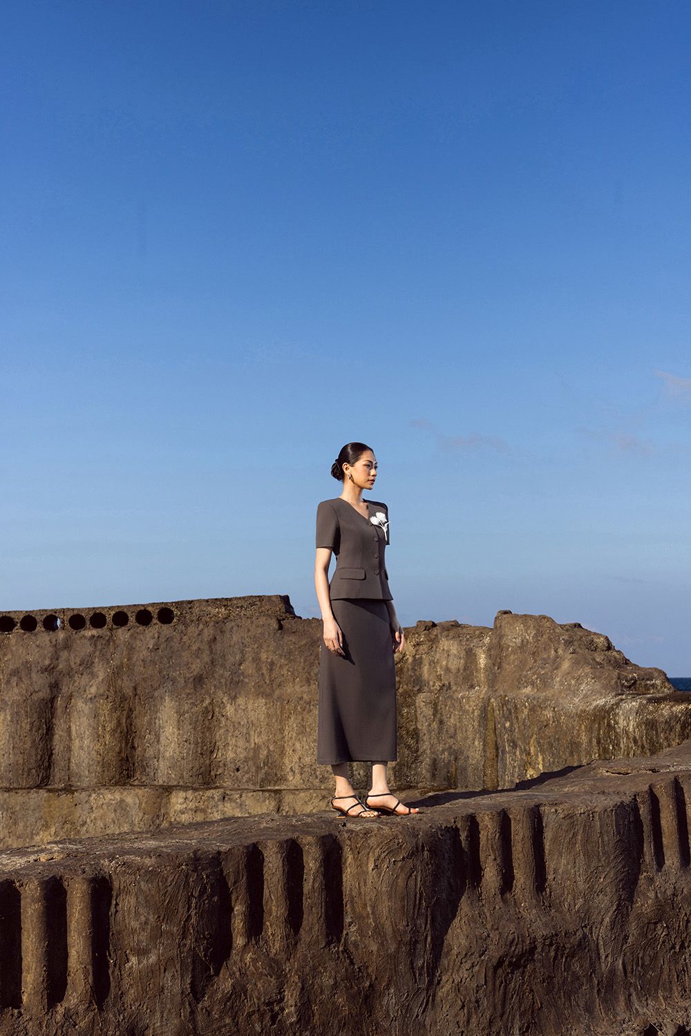 Chân váy dài dáng suông xẻ sau màu xám