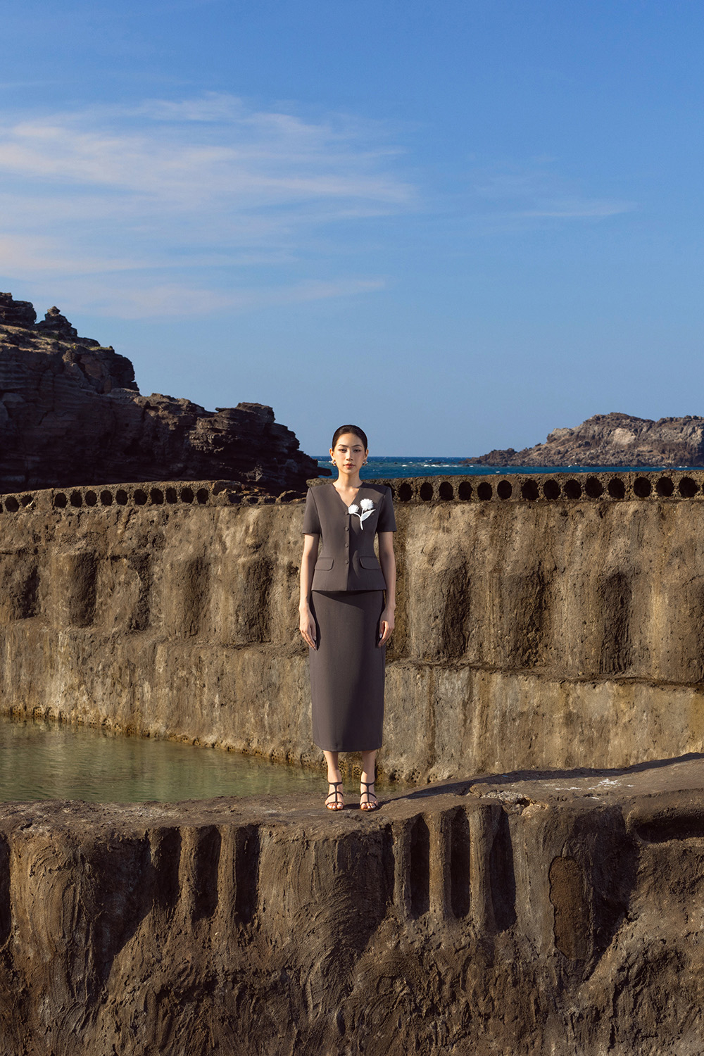 Chân váy dài dáng suông xẻ sau màu xám