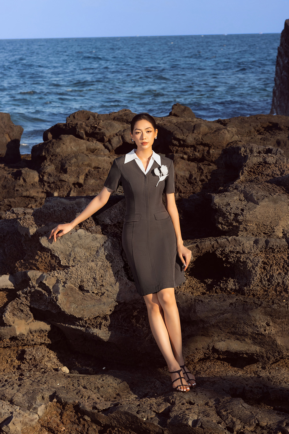 Đầm chữ A màu xám đính hoa phối trắng KK186-25