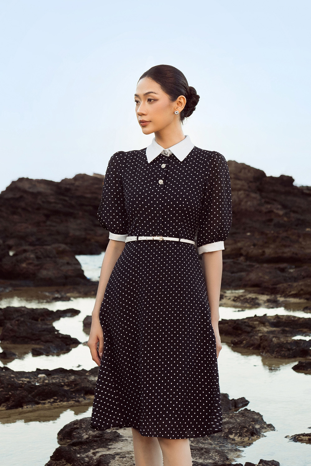 Đầm đen chấm bi phối trắng dáng xòe