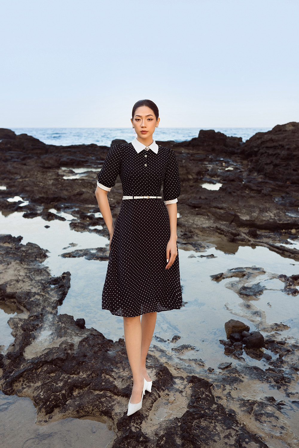 Đầm đen chấm bi phối trắng dáng xòe