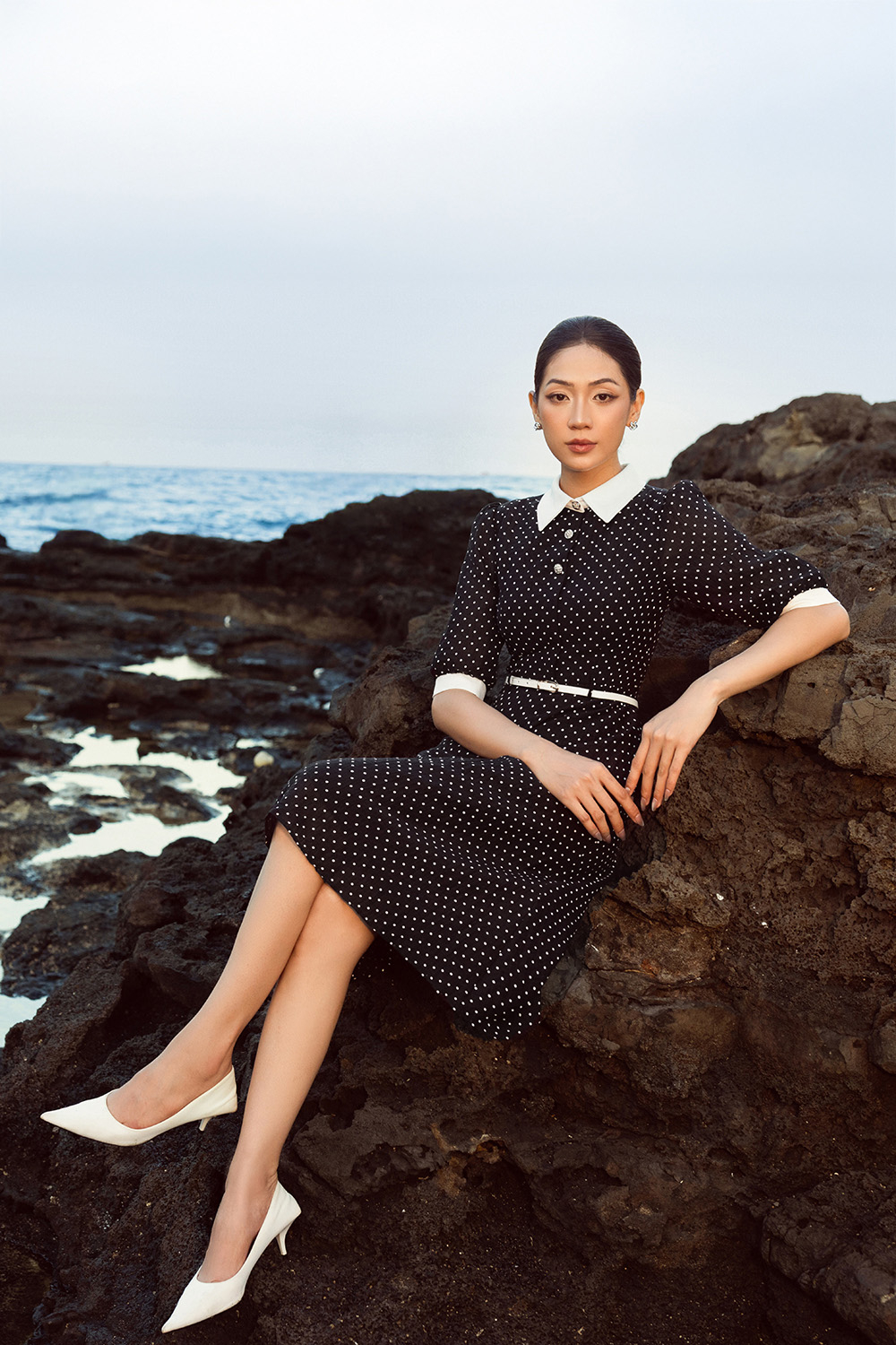 Đầm đen chấm bi phối trắng dáng xòe