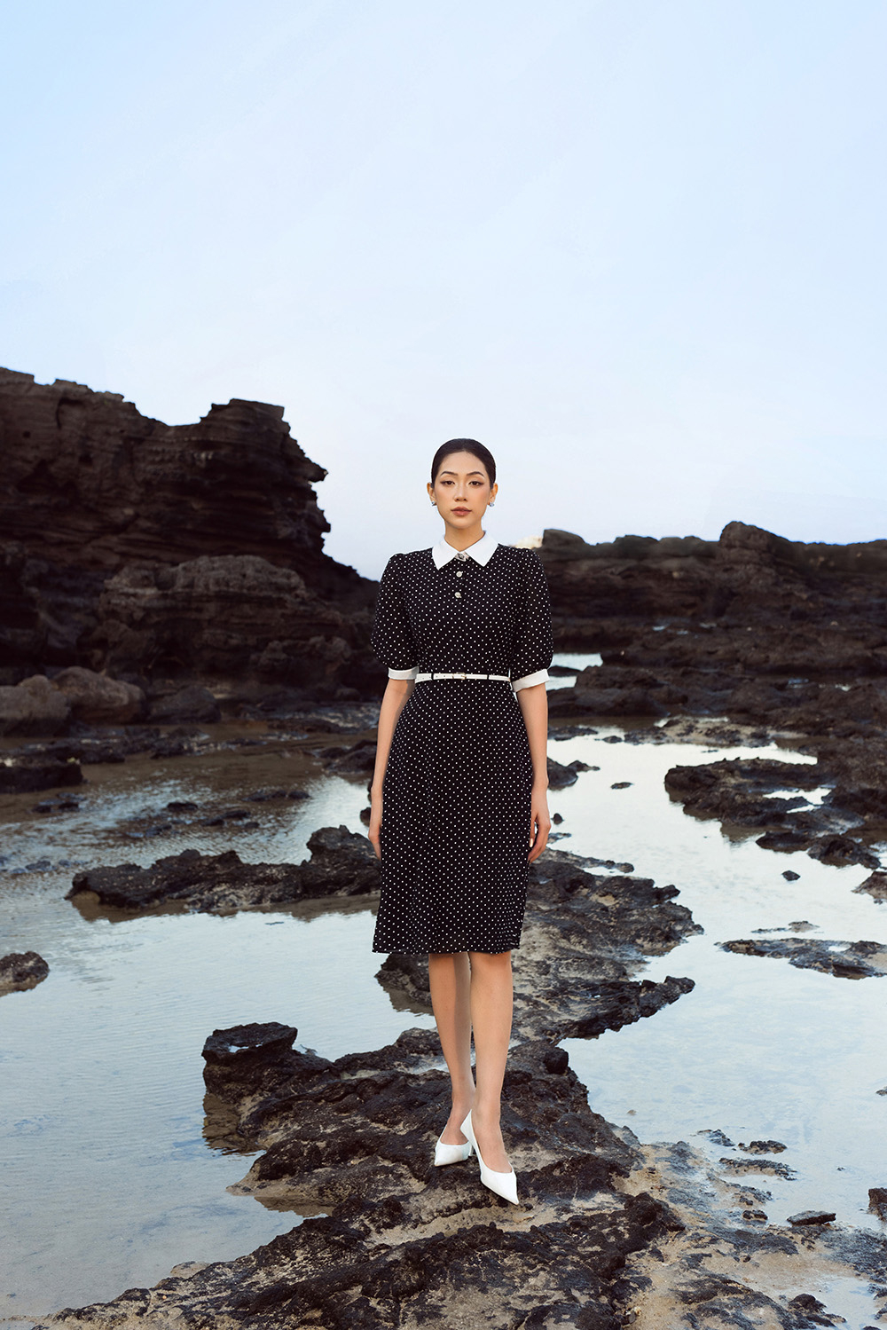 Đầm đen chấm bi phối trắng dáng xòe