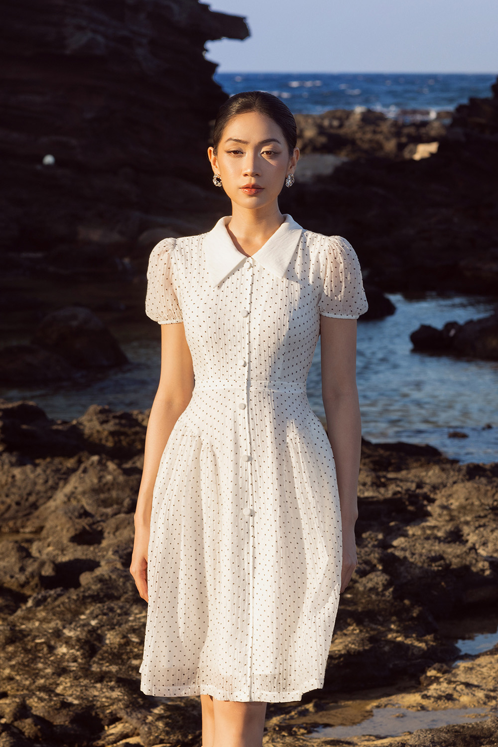 Đầm trắng chấm bi dáng xòe cổ sen