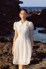 Đầm trắng chấm bi dáng xòe cổ sen