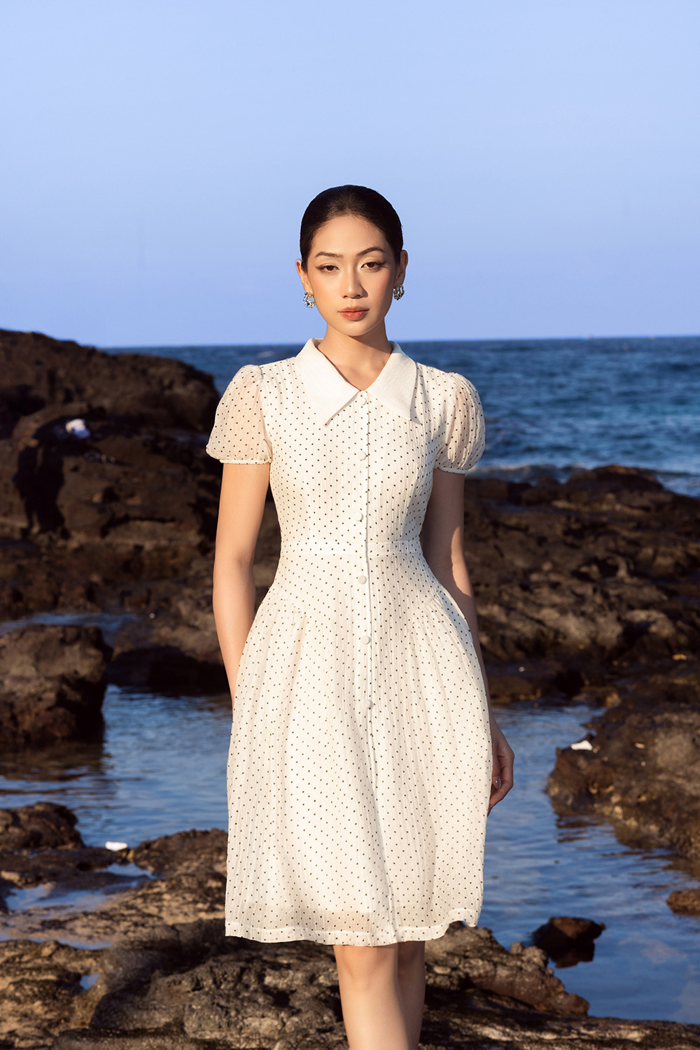 Đầm trắng chấm bi dáng xòe cổ sen