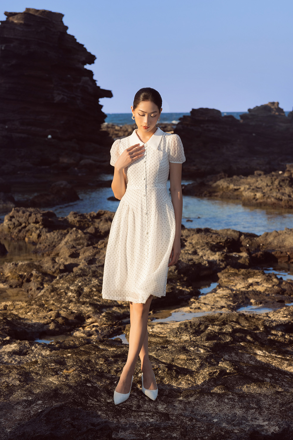 Đầm trắng chấm bi dáng xòe cổ sen