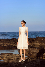 Đầm trắng chấm bi dáng xòe cổ sen