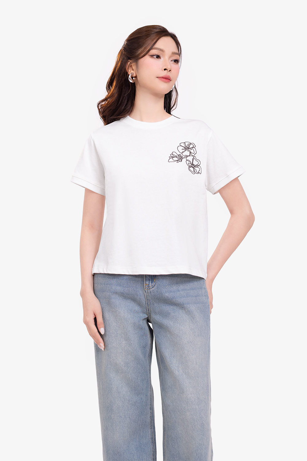 Áo thun trắng thêu hoa tay ngắn