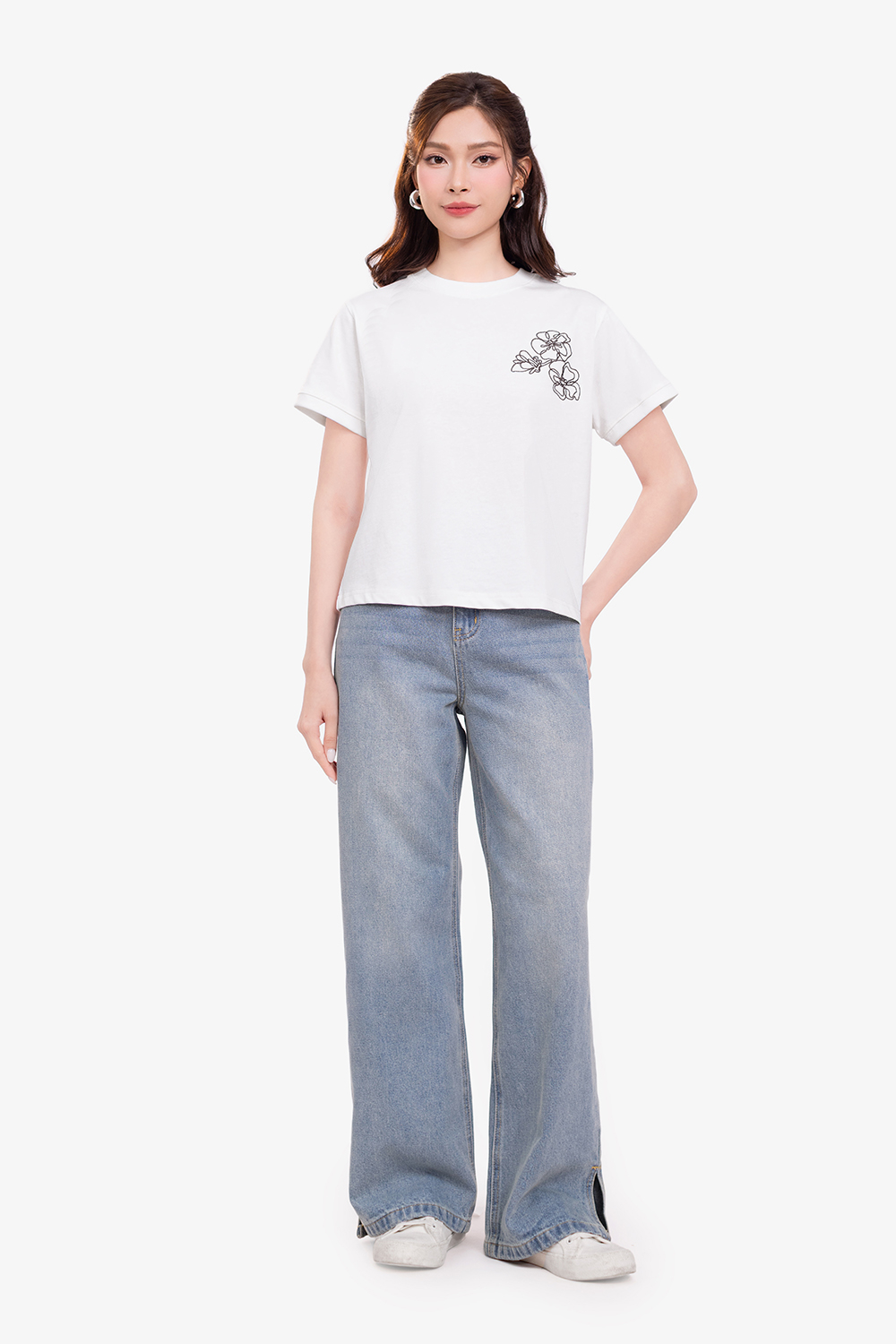 Áo thun trắng thêu hoa tay ngắn