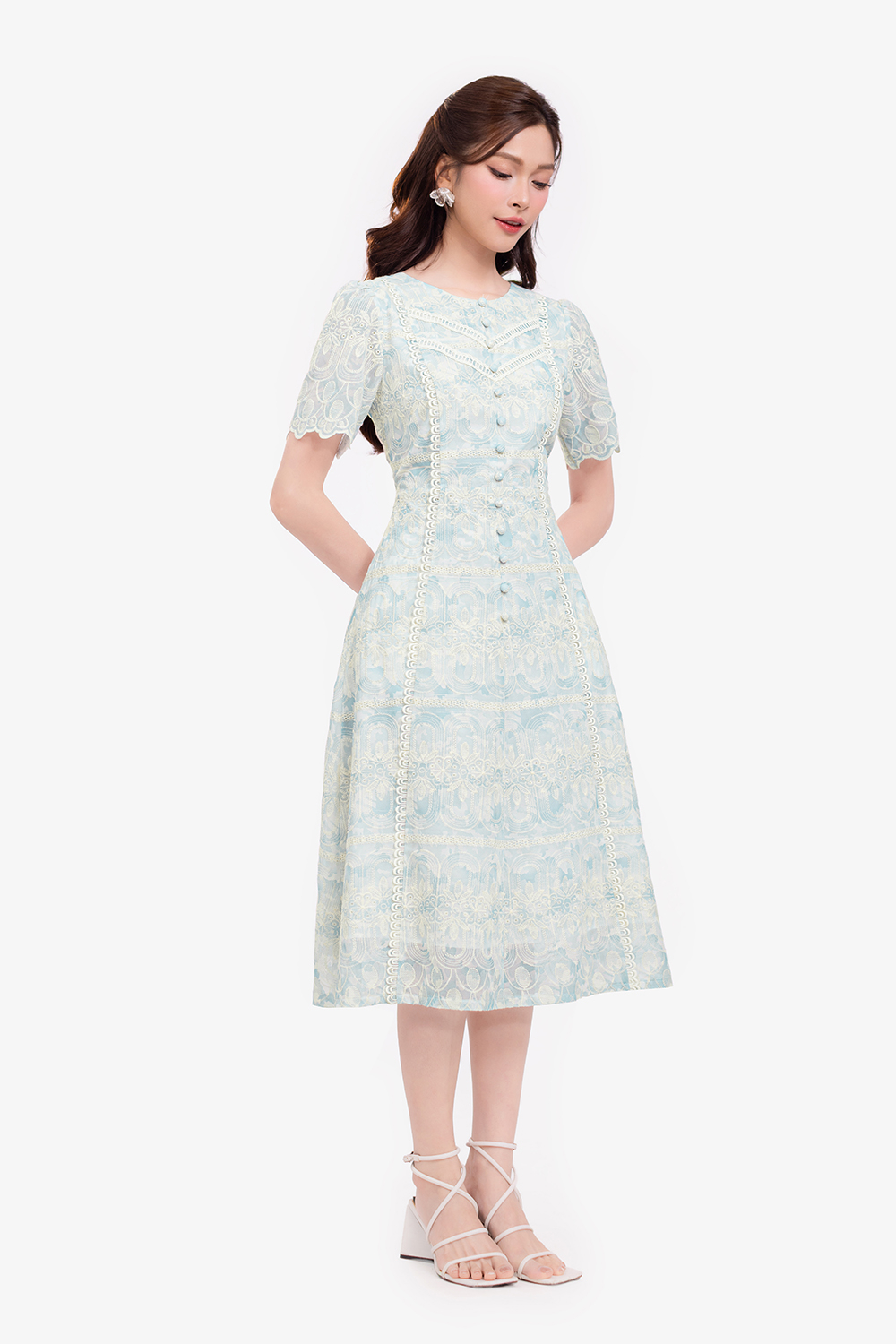 Đầm ren thêu dáng xòe