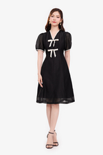 Đầm đen dáng A viền be phối nơ