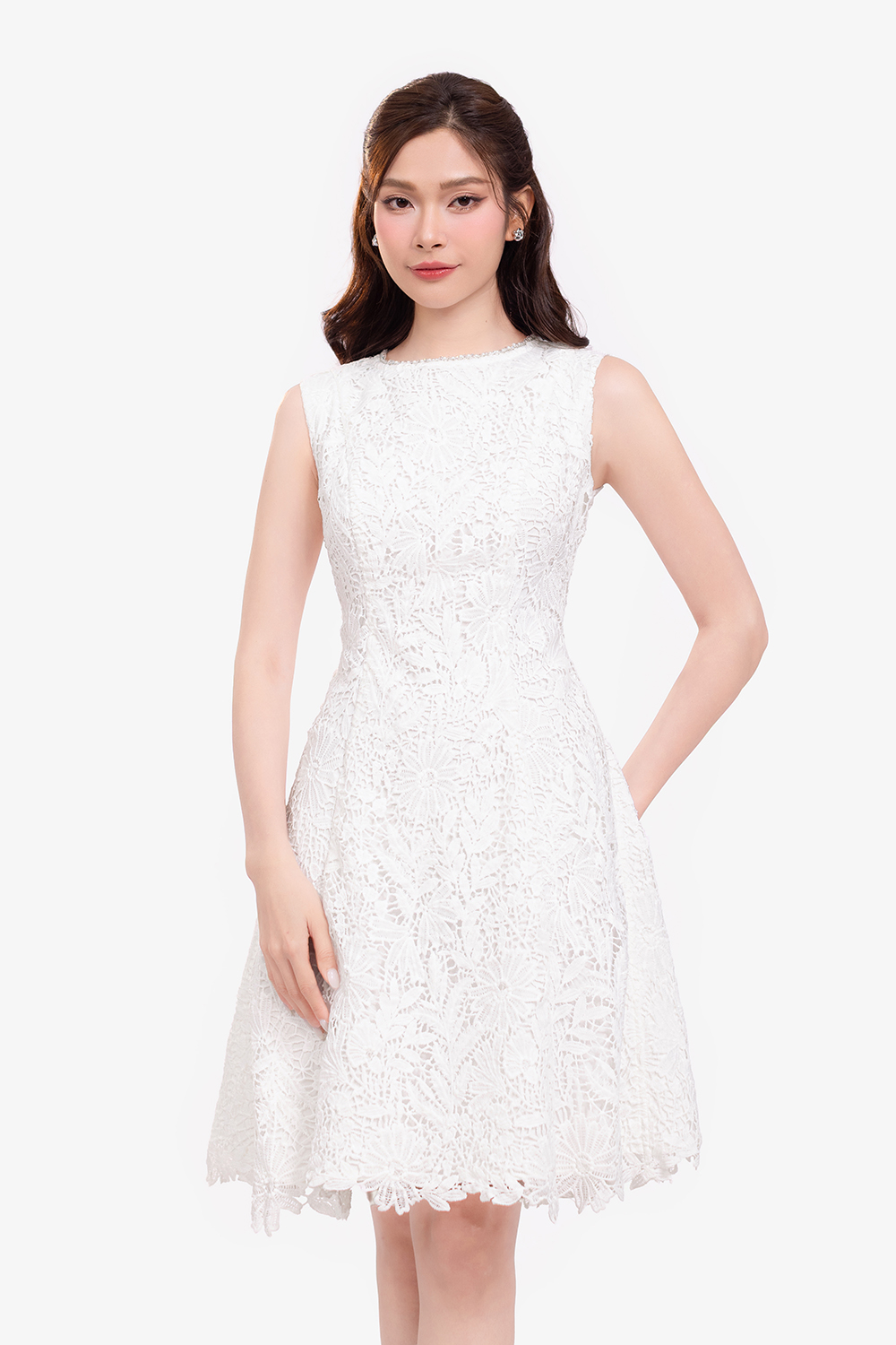 Đầm ren trắng sát nách dáng xòe nhẹ