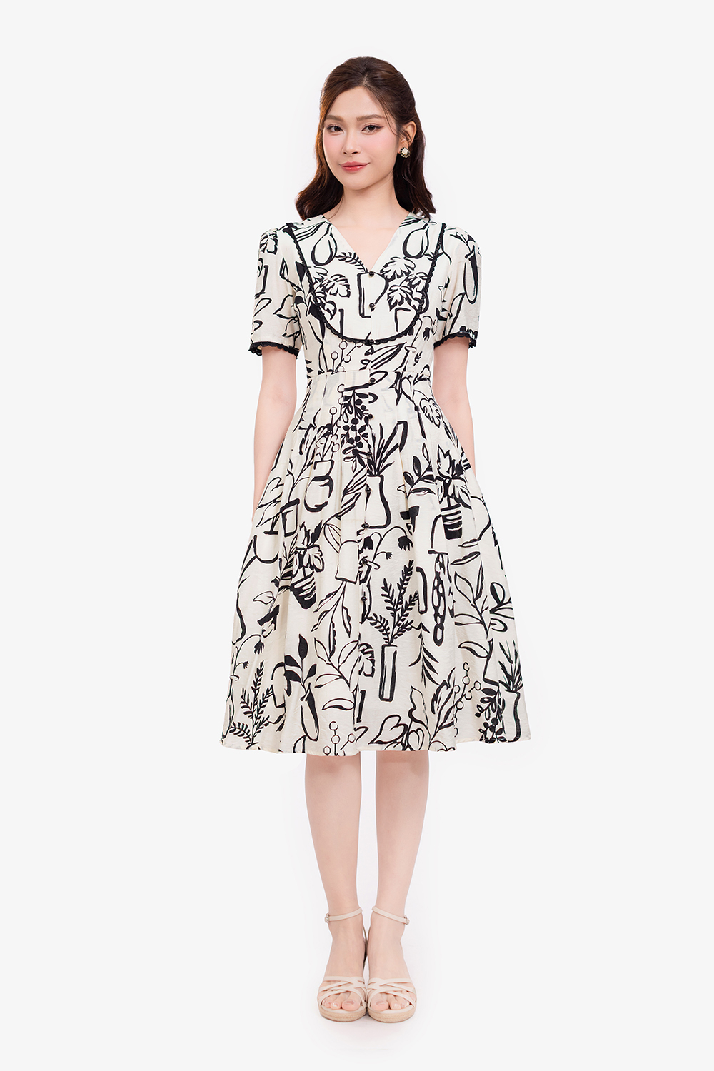 Đầm trắng họa tiết màu đen phối đăng ten