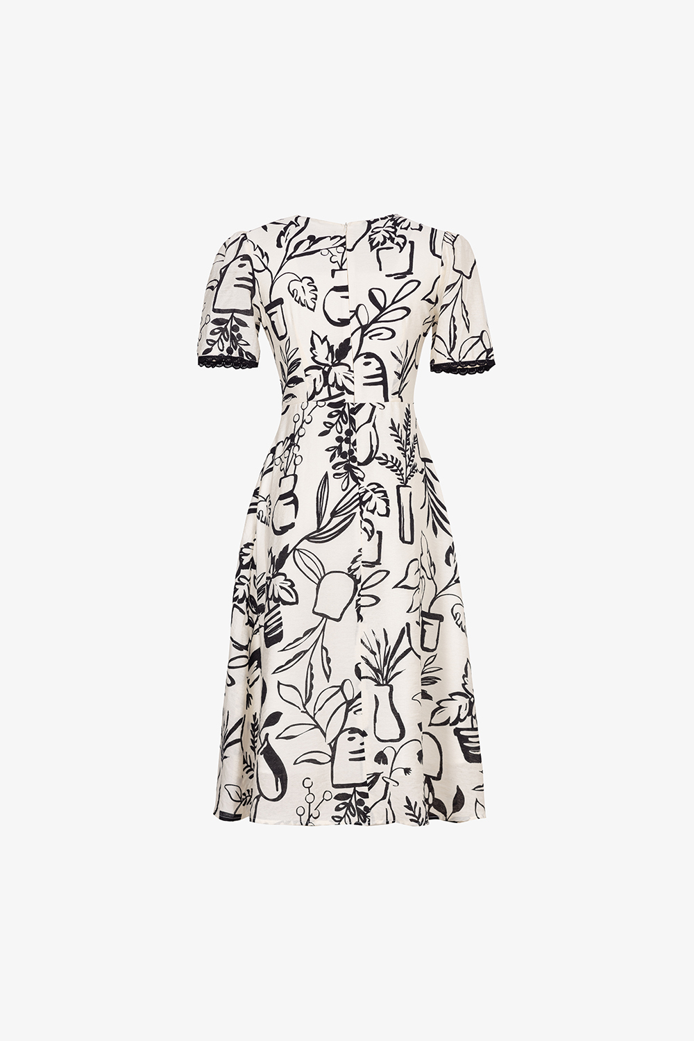 Đầm trắng họa tiết màu đen phối đăng ten