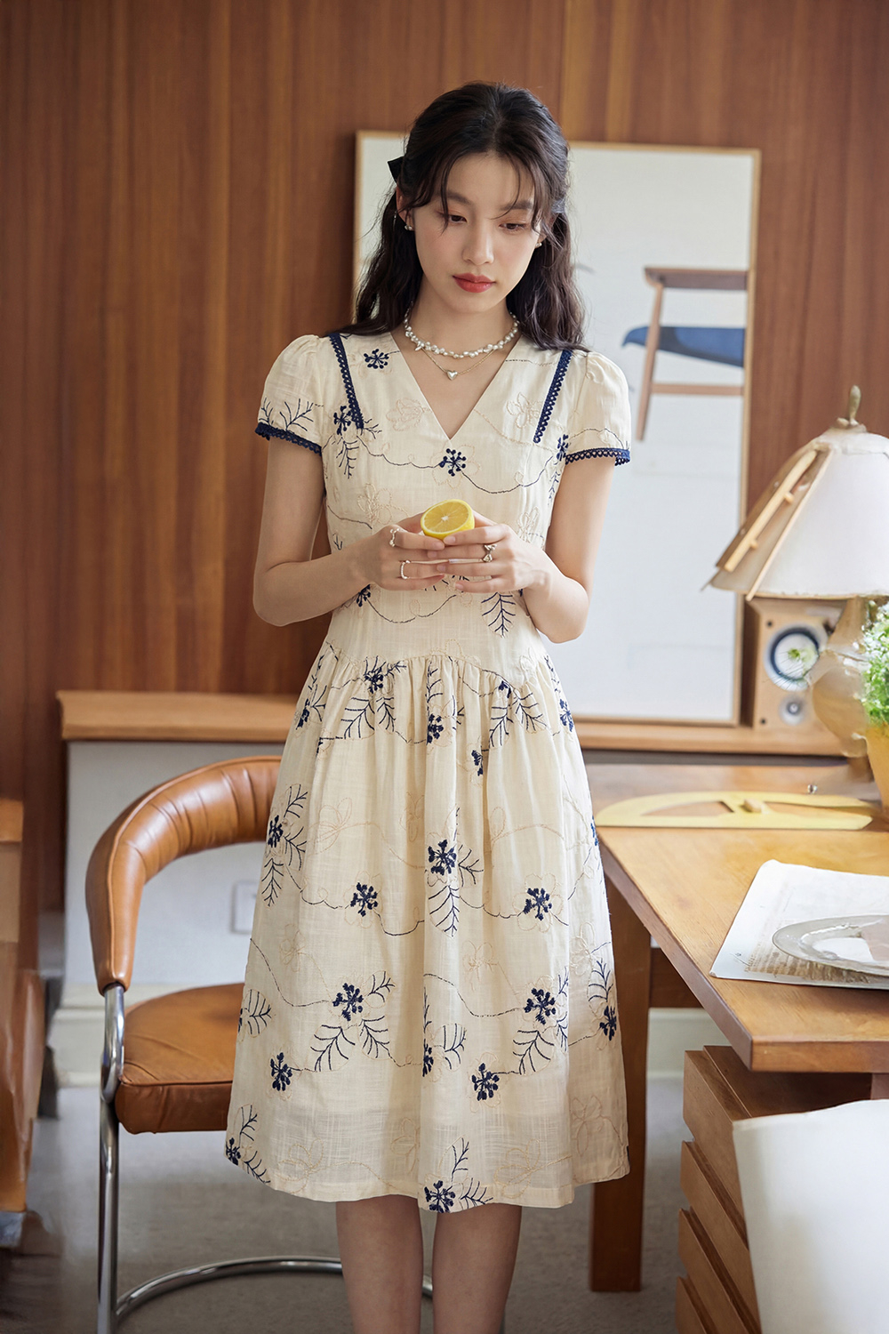 Đầm chữ A linen thêu hoa cổ V phối ren