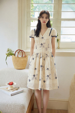 Đầm chữ A linen thêu hoa cổ V phối ren