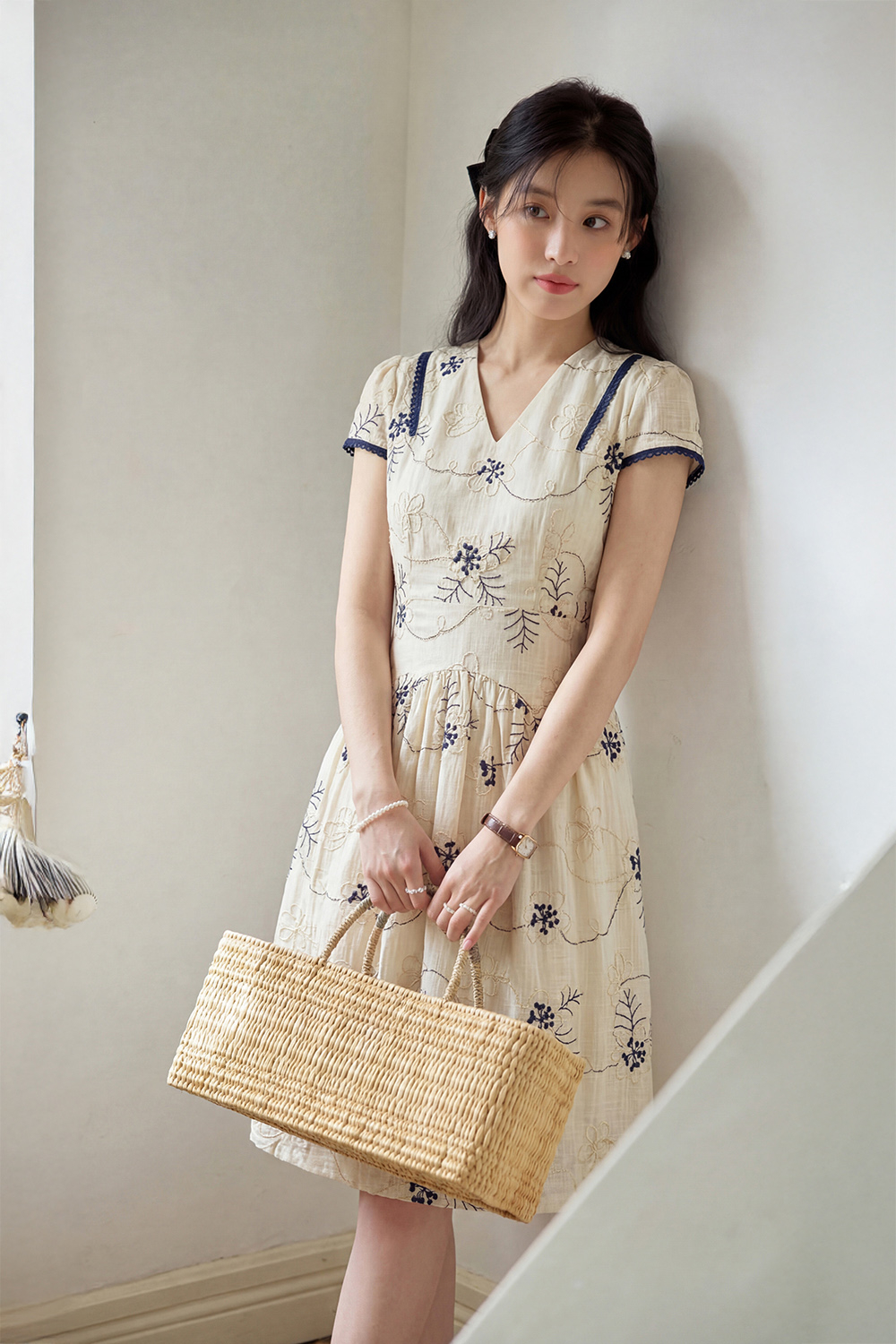 Đầm chữ A linen thêu hoa cổ V phối ren