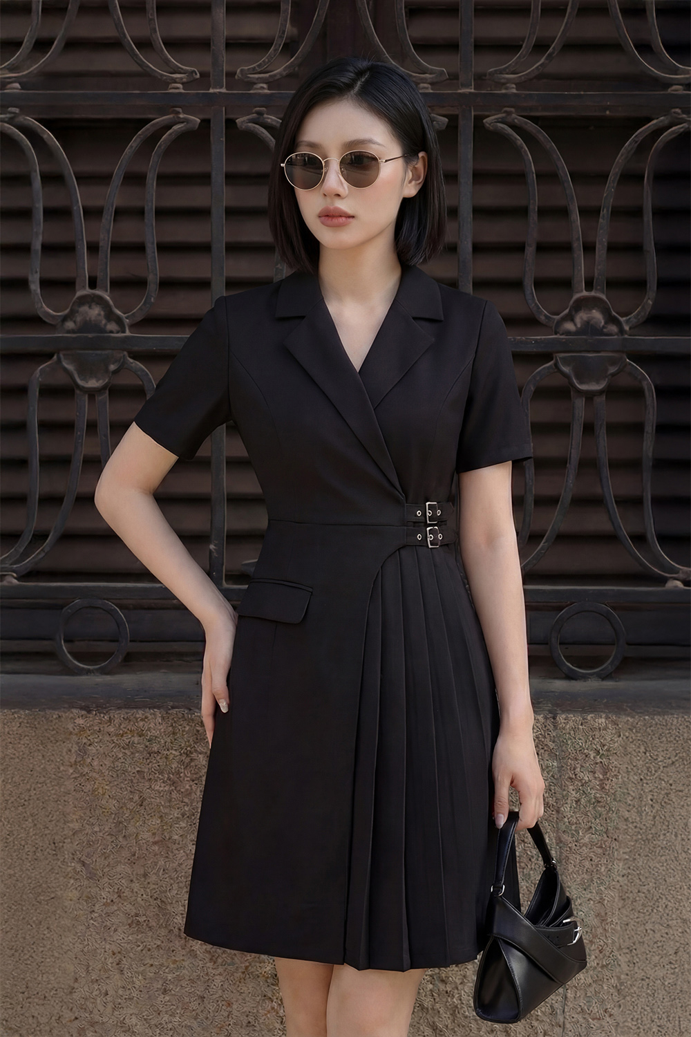 Đầm đen chữ A xếp ly nhấn eo cổ đan tông