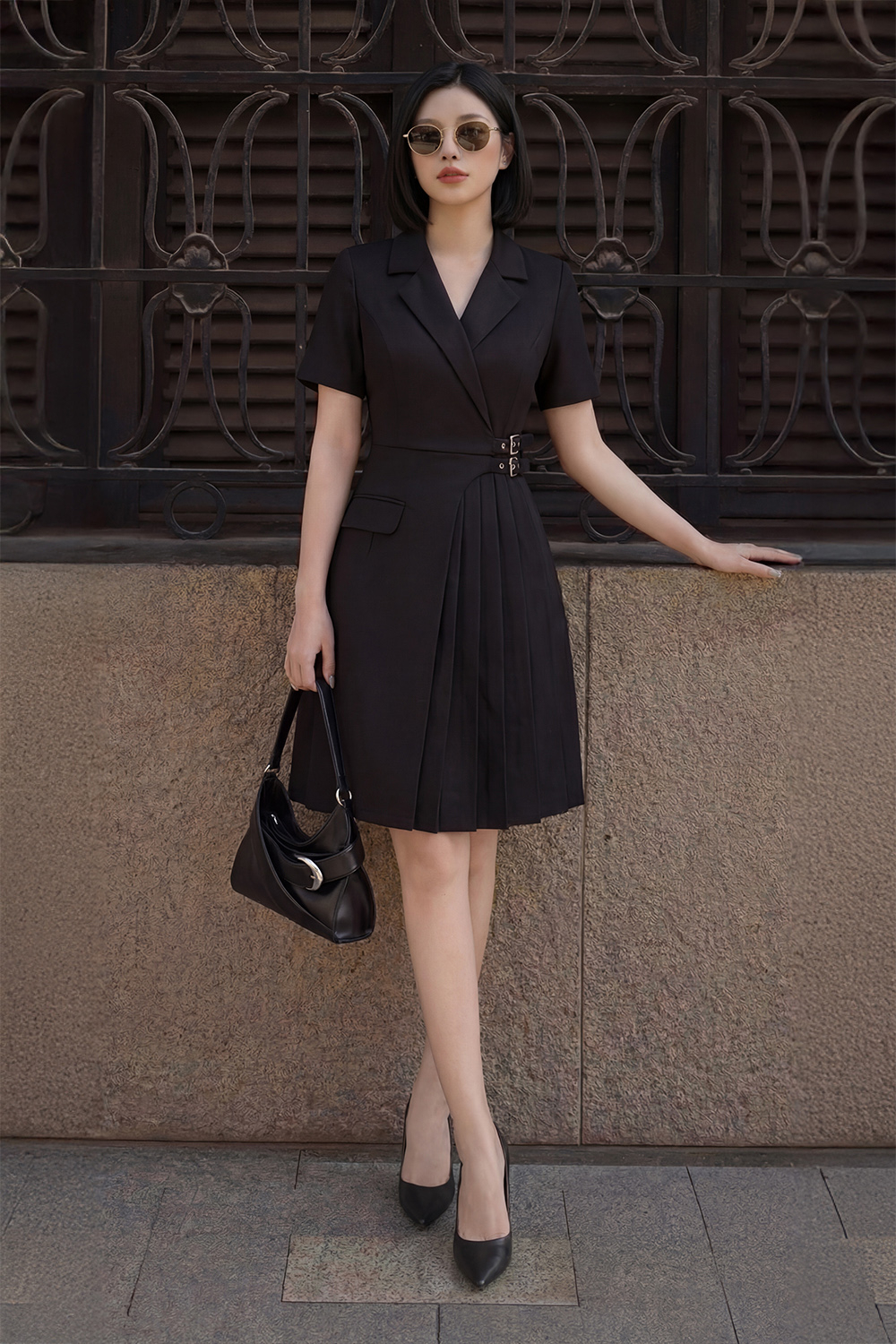 Đầm đen chữ A xếp ly nhấn eo cổ đan tông