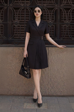 Đầm đen chữ A xếp ly nhấn eo cổ đan tông