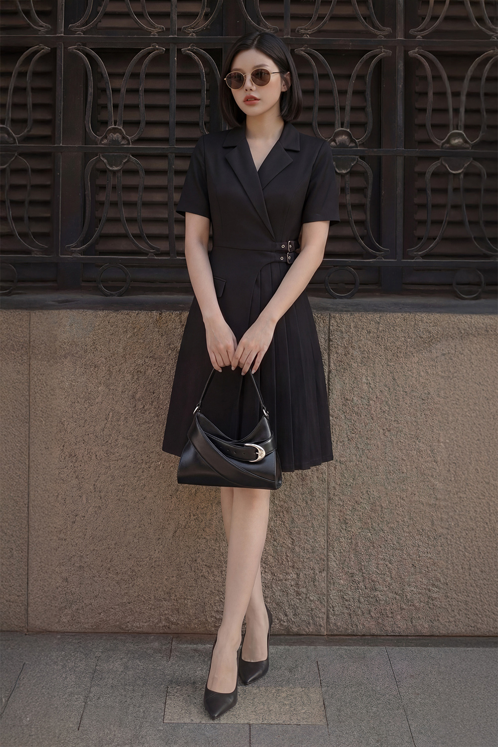 Đầm đen chữ A xếp ly nhấn eo cổ đan tông