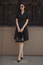 Đầm đen chữ A xếp ly nhấn eo cổ đan tông