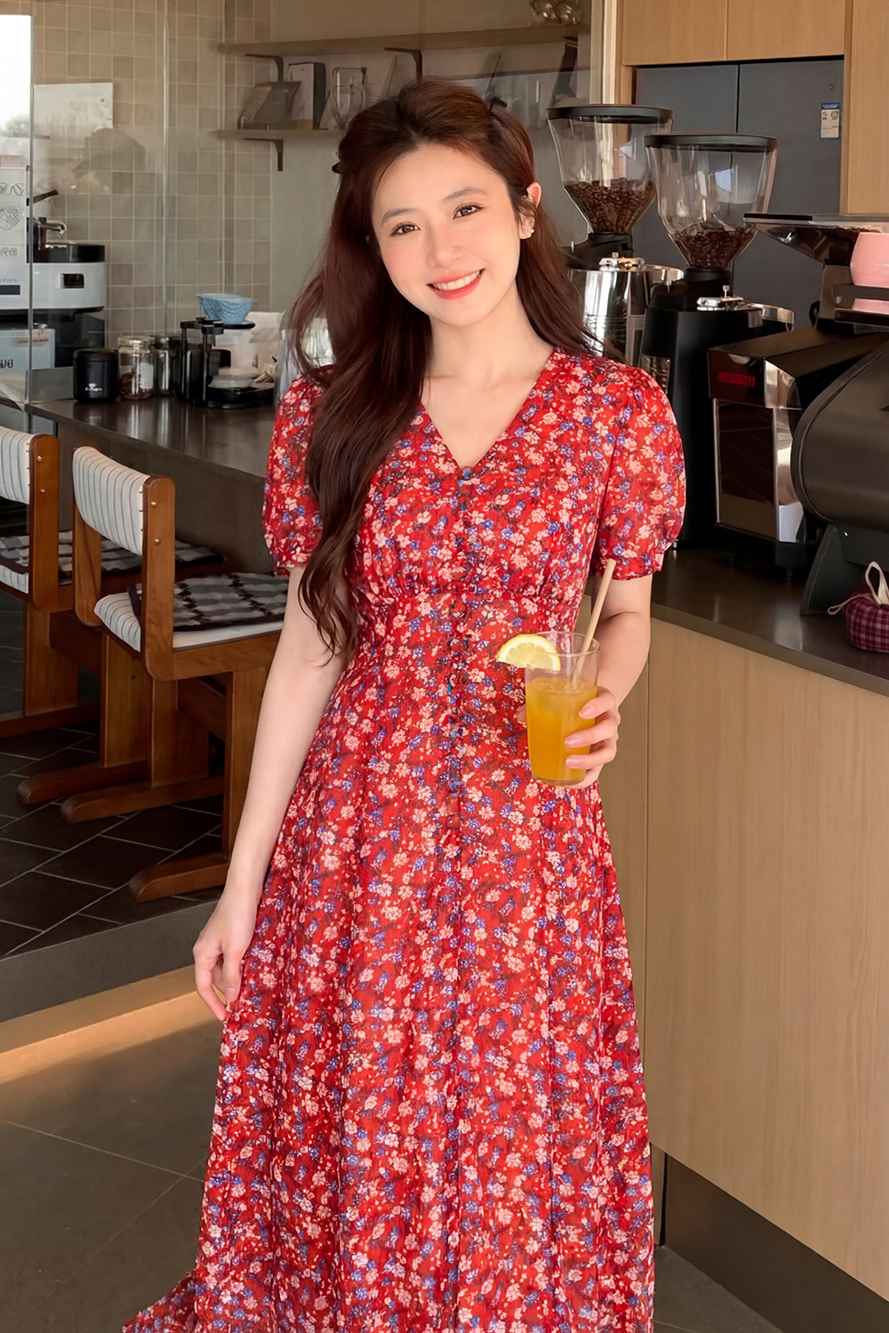 Đầm hoa đỏ dáng xòe cổ V phối nút