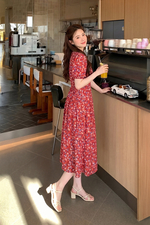 Đầm hoa đỏ dáng xòe cổ V phối nút