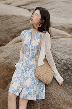 Đầm linen trắng họa tiết xanh phối nút