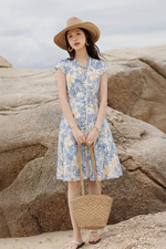 Đầm linen trắng họa tiết xanh phối nút