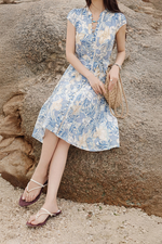 Đầm linen trắng họa tiết xanh phối nút