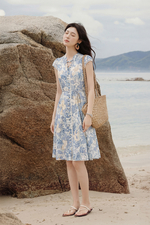 Đầm linen trắng họa tiết xanh phối nút