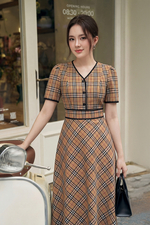 Đầm xòe burberry cổ V nhấn eo viền đen