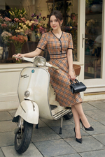 Đầm xòe burberry cổ V nhấn eo viền đen