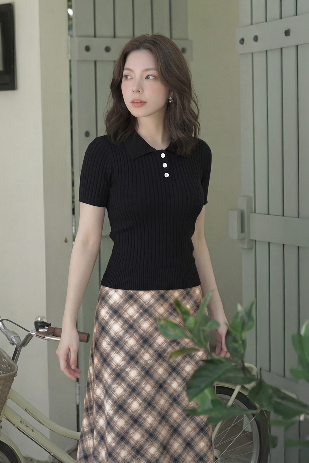Áo dệt kim gân cổ polo màu đen