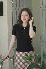 Áo dệt kim gân cổ polo màu đen
