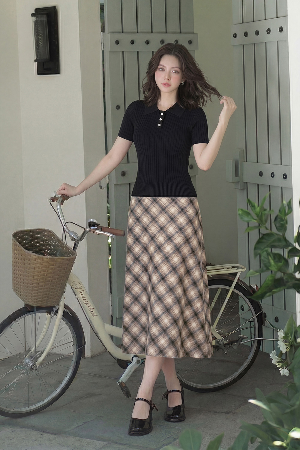 Áo dệt kim gân cổ polo màu đen