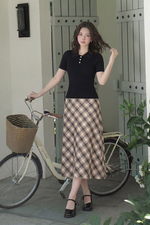 Áo dệt kim gân cổ polo màu đen
