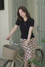 Áo dệt kim gân cổ polo màu đen