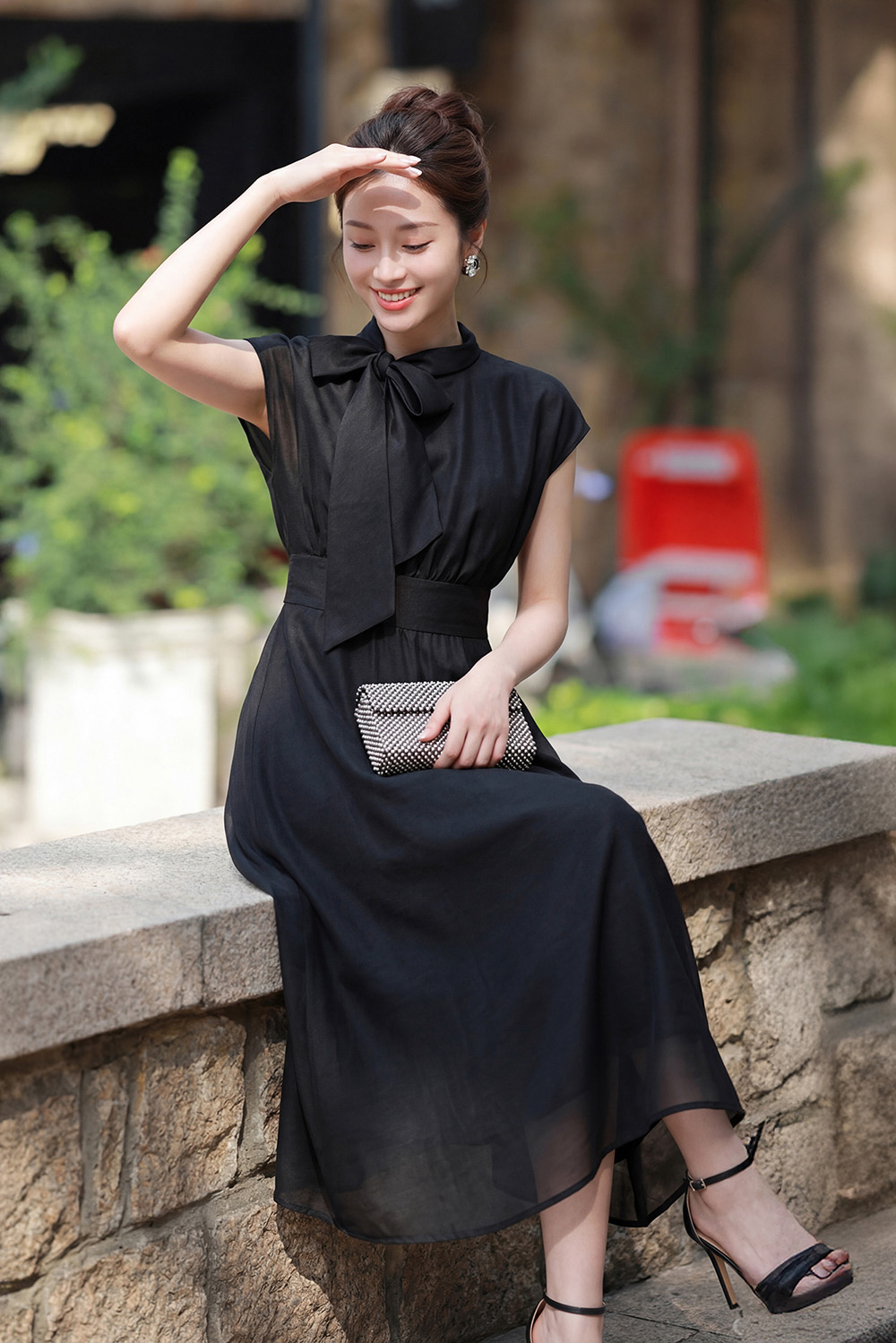 Đầm đen dáng xòe dài nhấn eo cổ thắt nơ