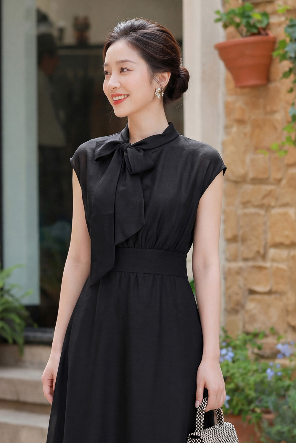 Đầm đen dáng xòe dài nhấn eo cổ thắt nơ