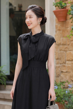 Đầm đen dáng xòe dài nhấn eo cổ thắt nơ