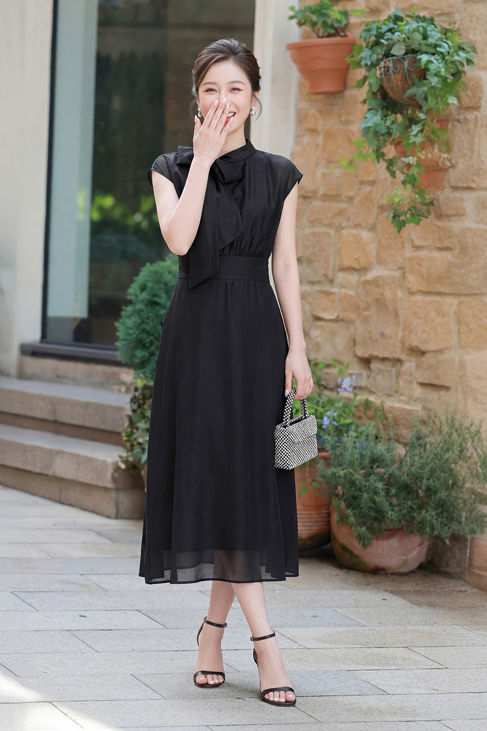Đầm đen dáng xòe dài nhấn eo cổ thắt nơ