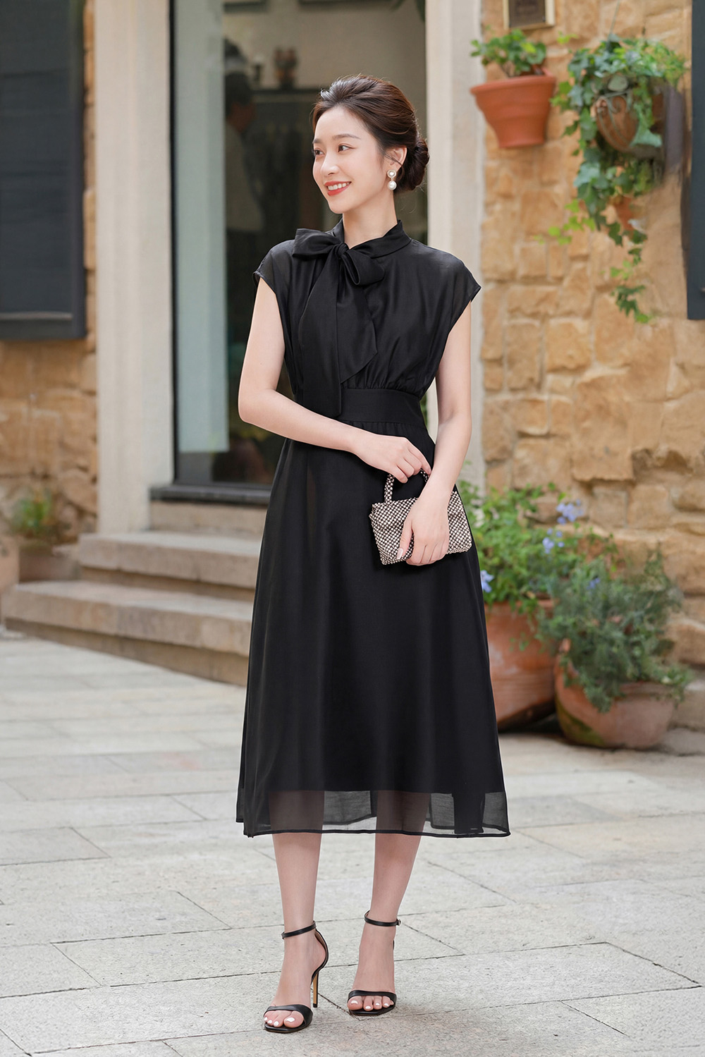 Đầm đen dáng xòe dài nhấn eo cổ thắt nơ