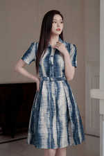 Đầm họa tiết loang cổ sơ mi dáng A thắt lưng