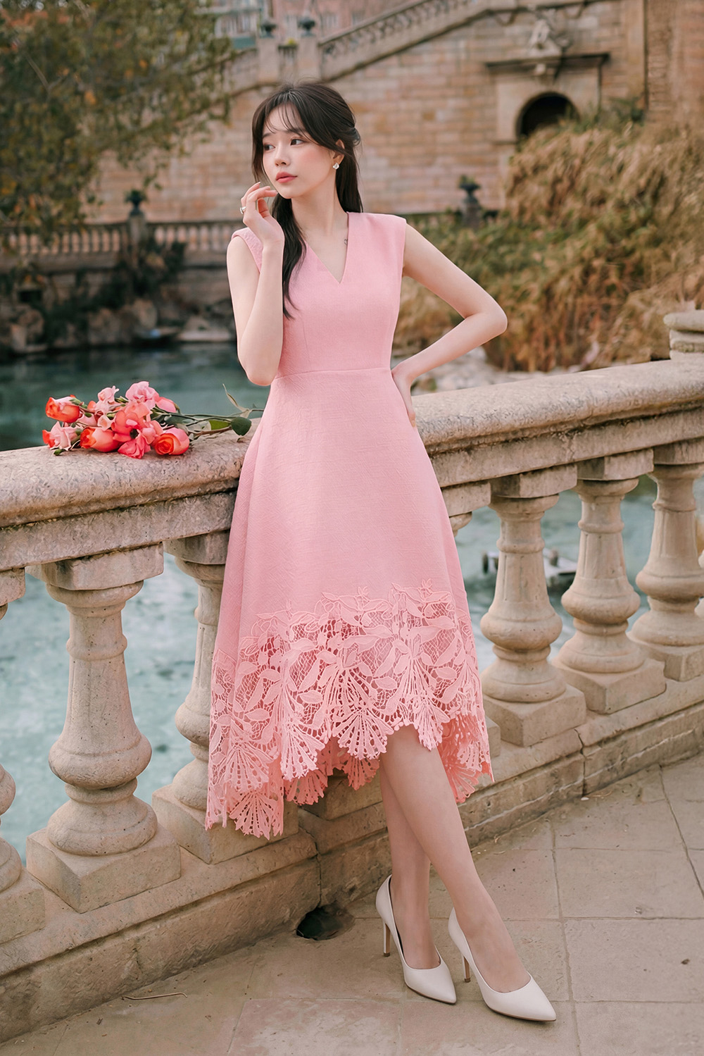 Đầm xòe cổ V sát nách phối ren hồng