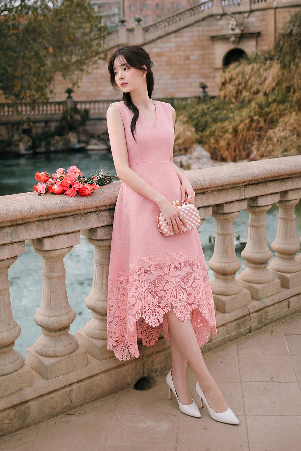 Đầm xòe cổ V sát nách phối ren hồng