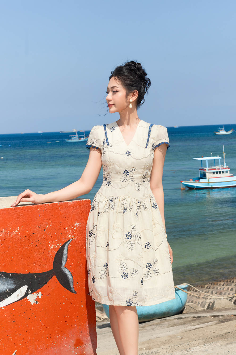 Đầm chữ A linen thêu hoa cổ V phối ren