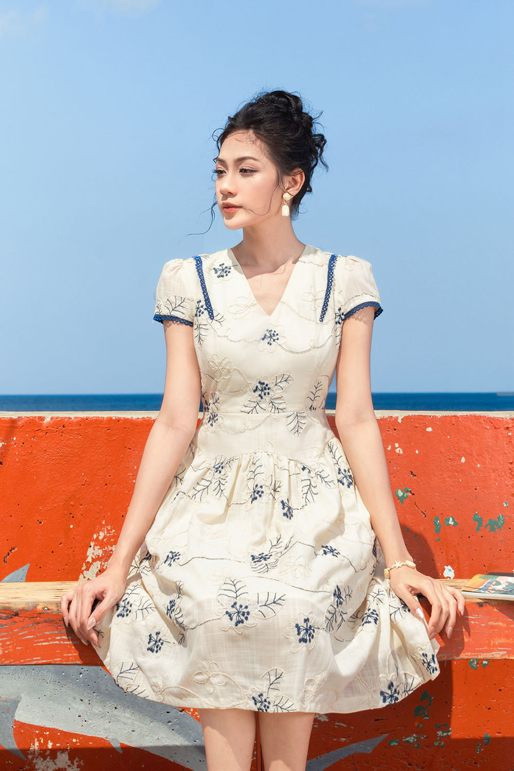 Đầm chữ A linen thêu hoa cổ V phối ren